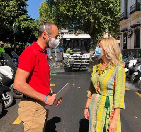 ©Ayto.Granada: El Ayuntamiento incorpora una nueva mquina al dispositivo de limpieza de barrido hmedo de las calles implantado como consecuencia del Covid